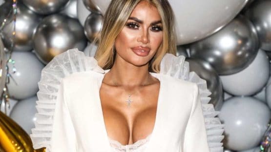 El Escandaloso Escote de Chloe Sims