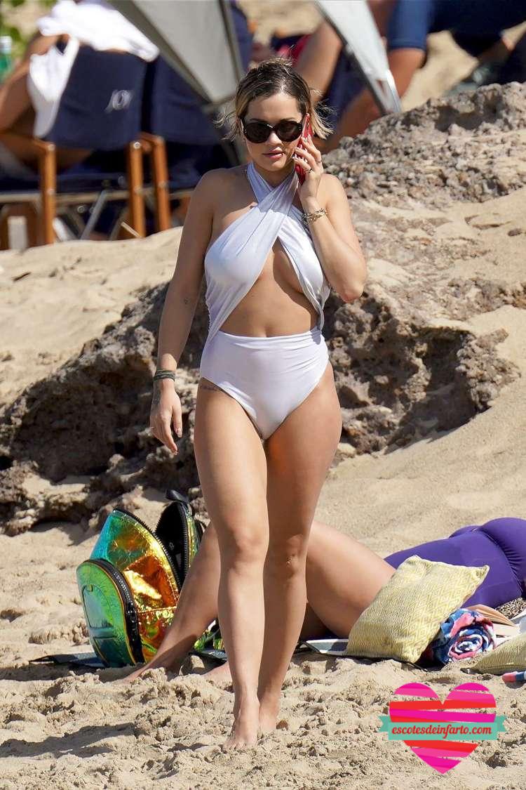 Rita Ora muestra todo el torso en la playa