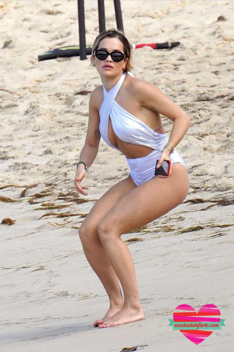Rita Ora en la playa