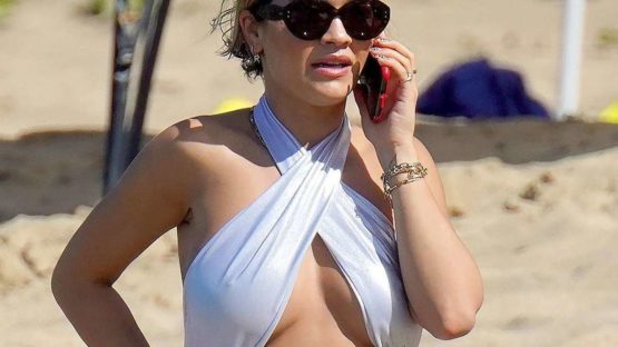 Rita Ora marcando pezón en la playa
