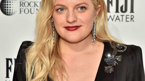 El escote cuello en V de Elisabeth Moss