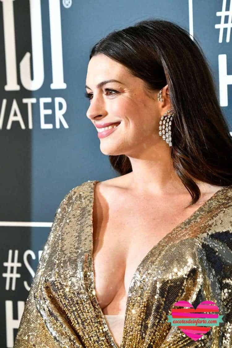 El sexy escote de Anne Hathaway