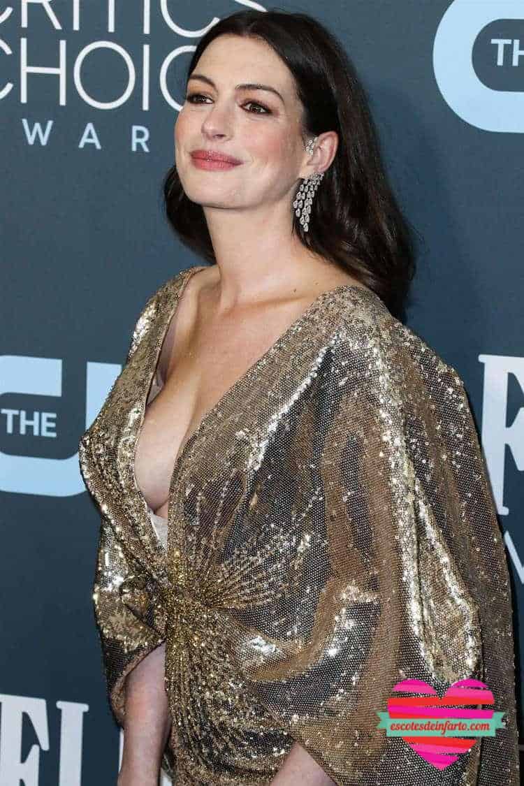 Anne Hathaway vestido dorado