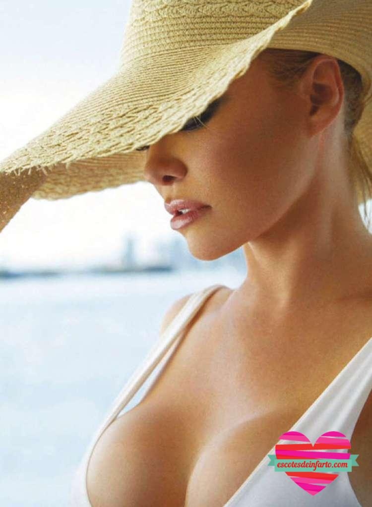 El escote de Pamela Anderson con un sombrero de paja puesto