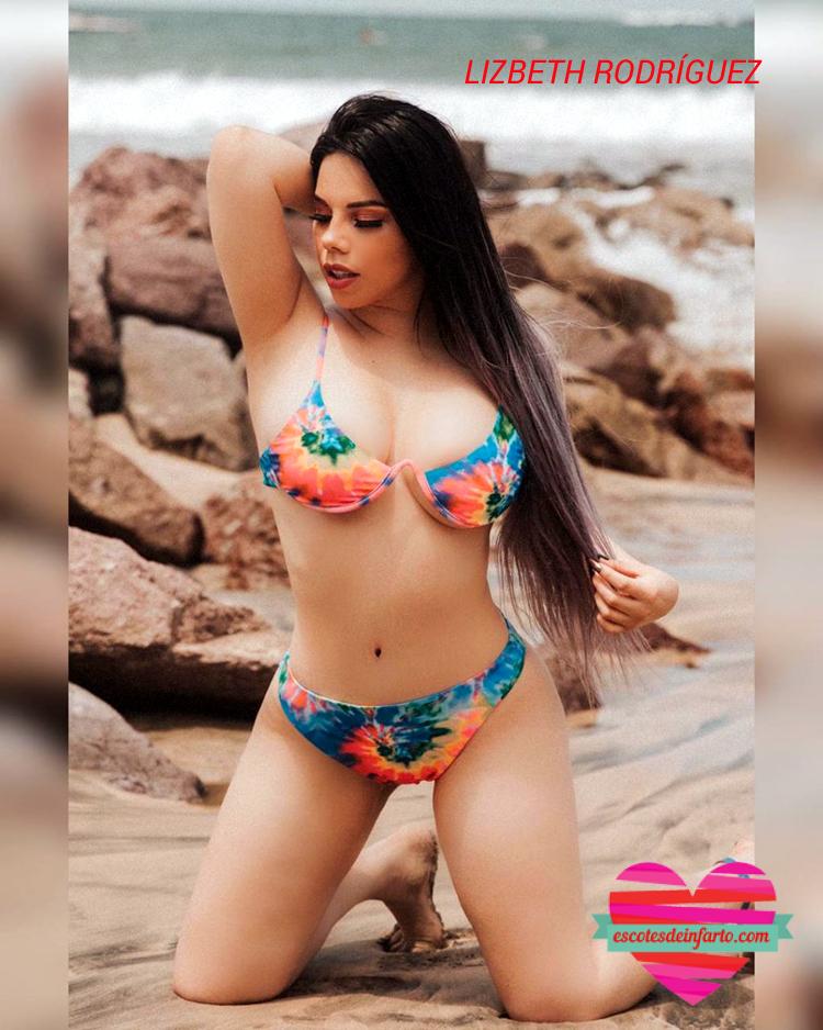 Lizbeth Rodríguez en bikini posa levantando un brazo