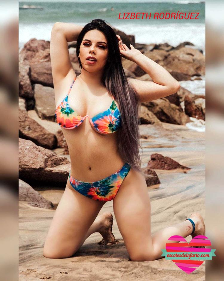 Lizbeth Rodríguez en bikini levanta los brazos