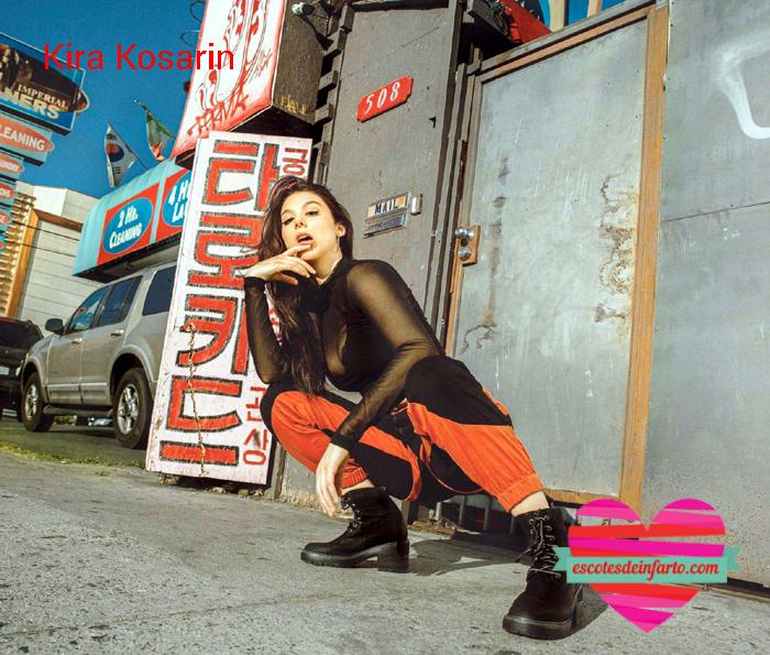 Kira Kosarin posado callejero con botas y pantalones naranjas