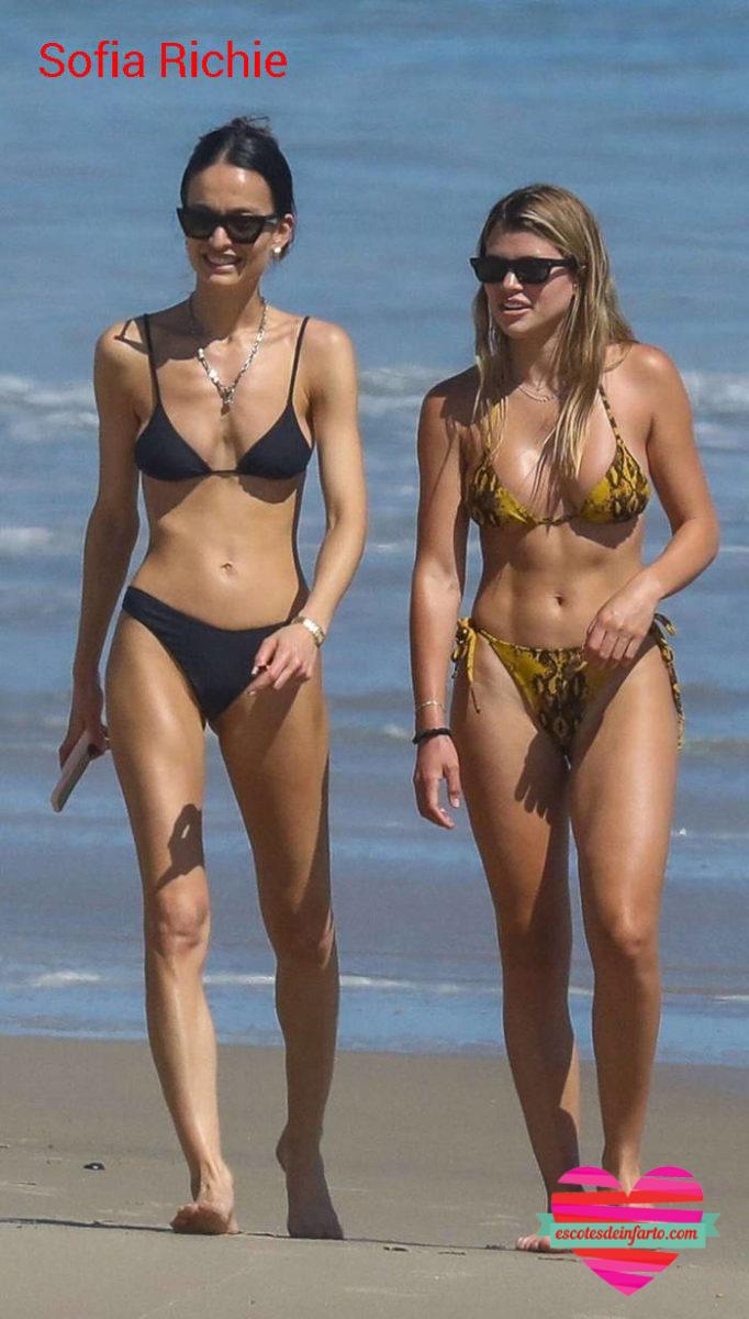 Sofia Richie con una amiga en la playa