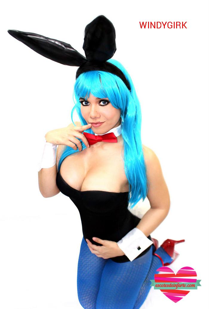 Windygirk vestida de conejita con peluca azul
