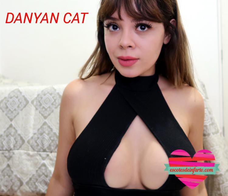 Danyan Cat con un vestido negro escotado
