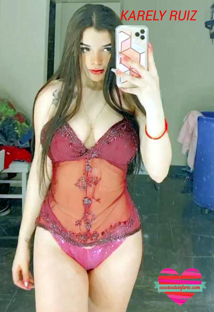 Karely Ruiz se hace un selfie con ropa interior