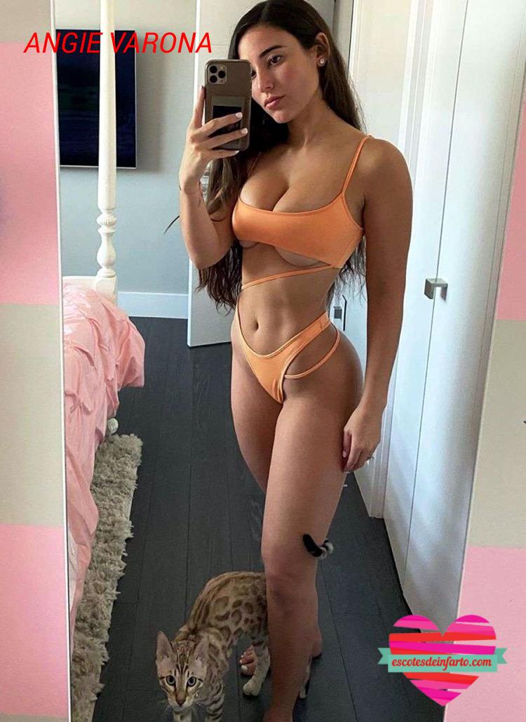 Angie Varona se hace un selfie en bikini en el espejo