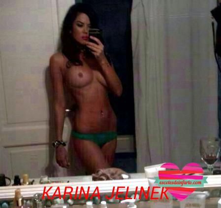 Karina Jelinek selfie baño