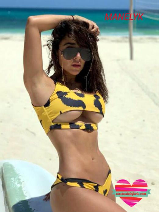 Manelyk en la playa con bikini amarillo