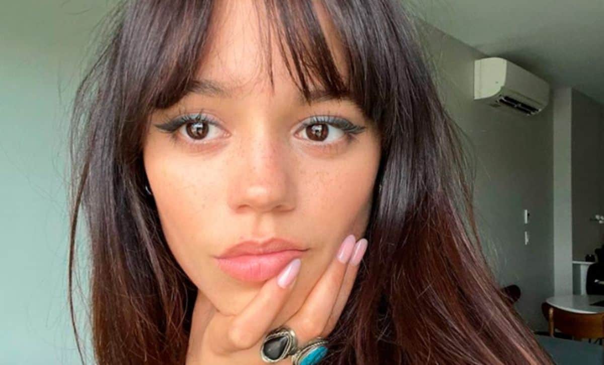 Jenna Ortega con la mano en la barbilla